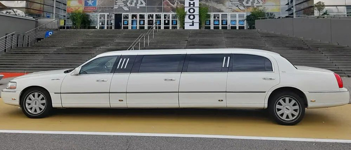 Witte lincoln limousine vooraanzicht